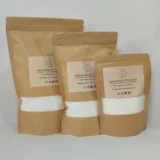 Paquetes de cera perlada 100% natural en tres tamaños, presentados en envases ecológicos. Ideal para manualidades y proyectos de cera.