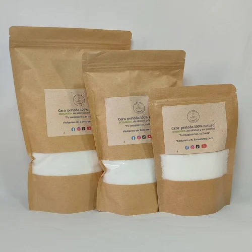 Paquetes de cera perlada 100% natural en tres tamaños, presentados en envases ecológicos. Ideal para manualidades y proyectos de cera.