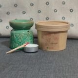 Difusor de cerámica verde con corazones, envase de cera natural para aromaterapia y un recipiente de metal con una vela. Ideal para crear un ambiente acogedor y perfumado en el hogar.