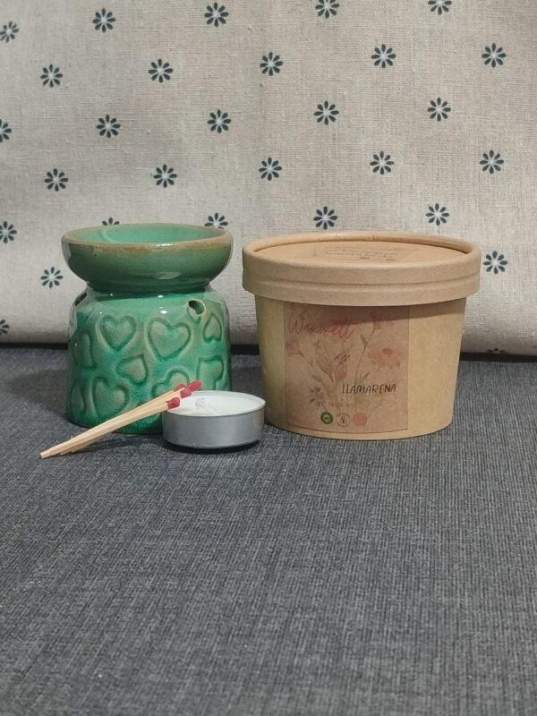 Difusor de cerámica verde con corazones, envase de cera natural para aromaterapia y un recipiente de metal con una vela. Ideal para crear un ambiente acogedor y perfumado en el hogar.