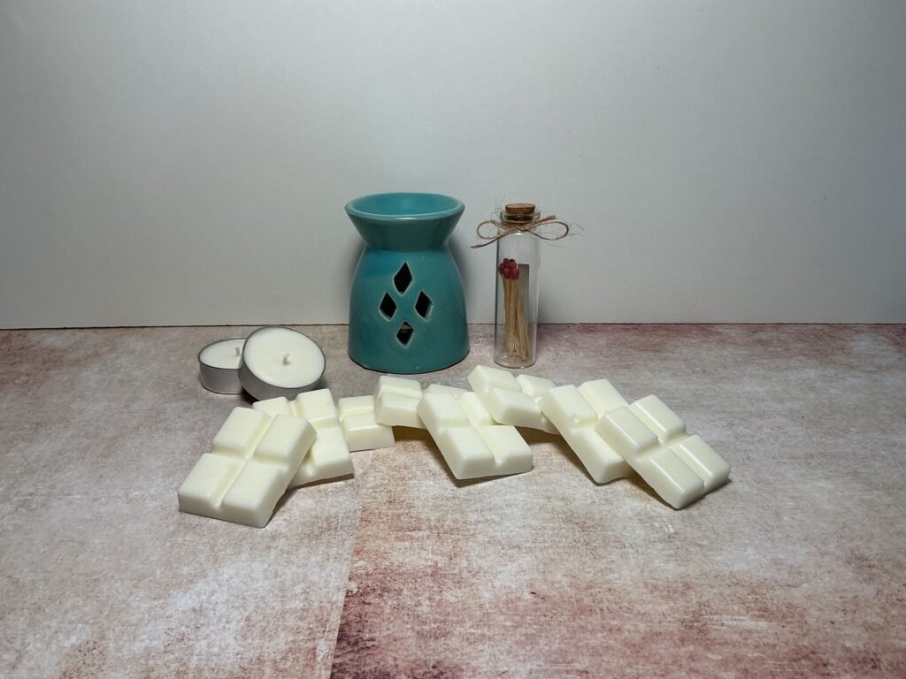 Kit de iniciación completo con quemador de cerámica, pack de 4 wax melts variados, cerillas y velas de té. El regalo perfecto de Llamarena.