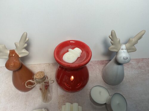 Pack de Wax Melts con formas de figuras navideñas (árboles, estrellas, muñecos) de cera de soja. Regalo original de Navidad hecho a mano.