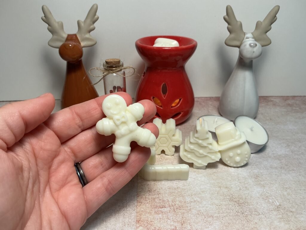 Pack de Wax Melts con formas de figuras navideñas (árboles, estrellas, muñecos) de cera de soja. Regalo original de Navidad hecho a mano.